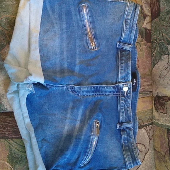 🆕 Zippered Jean Shorts 🆕 - Picture 2 of 5
